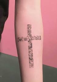 Delicados Y Sencillos Tatuajes De Cruces Para Mujer