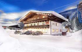 We have parking for around 6 cars at our property and for another 3 or 4 in a private area just 50 m down the road. Das Gertraud Filzmoos Urlaub Mit Genuss