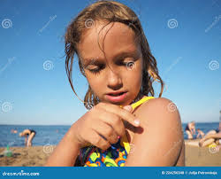 Petrozavodsk Russia July 10 2021. En Flicka På En Sandstrand. En  Ladybug-skalk På Barnvagnen. Flickan Arkivfoto