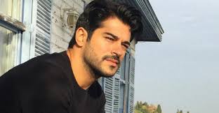 Explore les dernières vidéos des hashtags : Un Acteur Turc A Provoque L Hysterie Dans Un Centre Commercial De Beyrouth