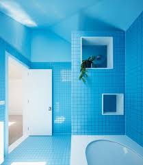 Salles De Bains Modernes De Couleur Bleue Pour Des Espaces Pleins D Harmonie Badezimmer Design Blaue Badezimmerfliesen Blaue Decke
