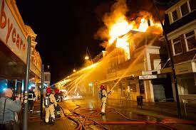 Bij een uitslaande brand in een bedrijfspand van groothandelsbedrijf vihamij. Zeer Grote Brand In Hartje Centrum Veendam Video Noordernieuws
