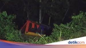 Ibu anak maut dalam kereta dikecam. Kecelakaan Maut Odong Odong Terjun Ke Jurang Angkut Pengiring Pengantin
