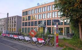Für angehörige der heilberufe sowie ihre organisationen bietet die apobank beratung und alle bankprodukte wie konto, finanzierung, vorsorge und vermögen. Deutsche Apotheker Und Arztebank Eg Apobank