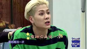 Sa Beiningholds He Jiong ，Wang jiaer shows a magic dance with mask.