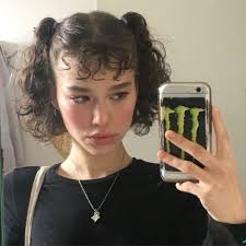 Si quieres un peinado bonito para las niñas con un estilo distintivo y encantador, prueba este peinado a medida. Cabello Rizado Peinados Aesthetic Para Cabello Corto Novocom Top