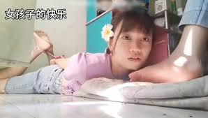 RT @nvhaizikuaile:  老挝的美少女S被同学逆袭做母狗，之前一直都是她调教别的女孩，隐退了一阵，回归之后就经常被别人玩，不仅网上的女s调教她，甚至之前她的女奴都敢把她捆着强制 舔脚，这么可爱怎么转为女奴… 女女