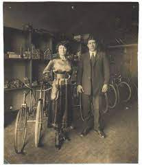 a primeira loja julia em 1978 foto do instagram da juliaa old bicycle bike ride bicycle maintenance