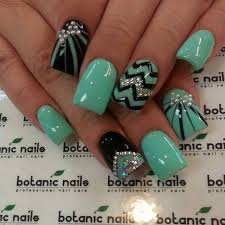 Nageldesign Mit Steinen Tuerkis Und Schwarz Kurze Gruene Naegel Silbern Deko Nageldesign Nagelideen Nagellack