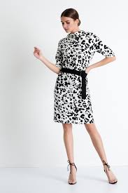 Robe col bateau avec décolleté ainsi que de jolis détails. Robe Au Col Bateau Shan