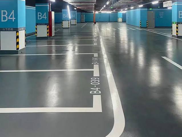 Parking souterrain avec revêtement époxy gris — protection sol béton