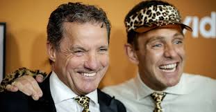 John de Bever live op televisie verrast met diamanten plaat