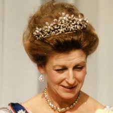 We all know from Leslie Field's book that, as a young woman, Princess  Alexandra wore a set of graduated flowers mounted