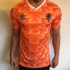 Klantenservice bel het nederlands elftal, kortweg 'oranje' genoemd, heeft één keer een groot voetbaltoernooi gewonnen. Retro Nederlands Elftal Shirt 1988 Home Facebook