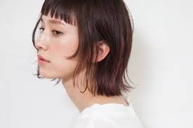 耳かけ シンプルヘアが垢抜ける ナチュラルな インナーカラー でニュアンスup キナリノ オン眉 ボブ ビューティー 髪 色