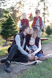 3 Ideas For Family Holiday Photos Family Holiday Photos Family Holiday Pictures Holiday Photos Outfits