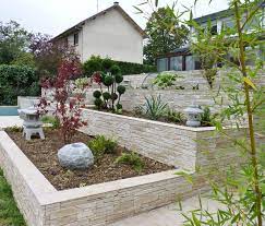 renovation zen maison typique annees 70 agence architecte interieur amenagement jardin devant maison muret de jardin decoration jardin