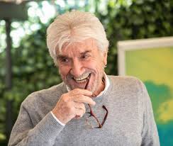 Gigi proietti grande attore, mattatore, un personaggio, sì, ma anche, soprattutto, persona: Gigi Proietti La Moglie Svedese Sagitta E Le Figlie Carlotta E Susanna