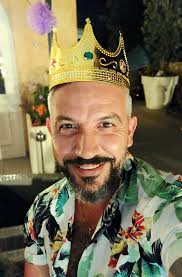 Wearing a crown for the first time 😆