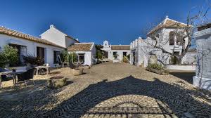 .casa de campo en un marco incomparable.situada en un enclave único, bajo la cornisa del tajo de ronda, una zona muy singular, en la que disfrutar de la tranquilidad y de una vistas. Cortijo En Venta En Ronda Espectacular Cortijo En Andalucia En El Pueblo De Alcala Del Valle Cerca De Ronda El Cortijo Co Casas Rurales Casas Casas En Venta