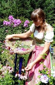 Die Hangenden Garten Der Sulamith Laden Zum Verweilen Und Geniessen Ein Ein Grosser Herzhaft Gepflegter Garten Offnet Blumenmadchen Kleid Madchenkleid Kleider