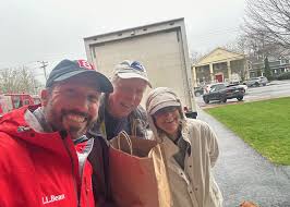 In Your Neighborhood: Gil Simmons helps collect food for Shoreline Soup  Kitchens & Pantries