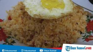 Nasi goreng merupakan makanan khas indonesia, dan pada dasarnya sama seperti makanan indonesia lainnya yang memiliki banyak sekali variasi. Resep Nasi Goreng Sederhana Untuk Sarapan Pagi Enak Tapi Tidak Ribet Ini Cara Membuatnya Tribun Sumsel