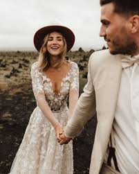 Neben brautschleier, dem brautschuh und dem brautstrauß gehört das brautkleid meist zur vollständigen bekleidung der braut. Carmen Mercedes Hochzeit Bildideen Kleider Hochzeit Romantische Hochzeitsfotos