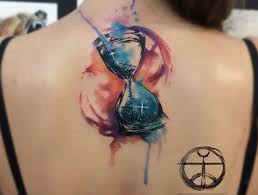 1001 Ideen Und Bilder Zum Thema Sanduhr Tattoo Sanduhr Tattoo Sanduhr Tattoo Design Sanduhr Tattoo Bunt