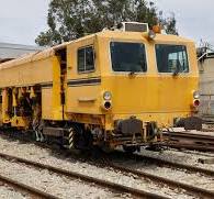 La machine de bourrage de ballast travaille pour maintenir ...