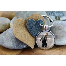 Einem geschenk, das ihr zeigt, wie wertvoll sie für dich ist und dass du die gemeinsame zeit mit ihr genießt? Personalisierter Schlusselanhanger Cabochon Und