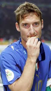 Il fuoriclasse viene schierato titolare da marcello lippi nella sfida d'esordio del mondiale di germania contro il ghana il 12 giugno 2006. Il Regalo Di De Rossi L Oro Di Berlino Nella