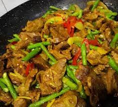 Masukkan daging, aduk rata, beri sedikit air. Resepi Daging Goreng Kunyit Dapur Bisnes