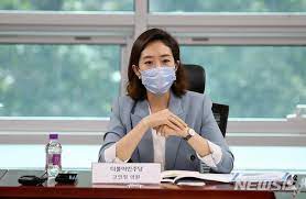조수진 국민의힘 의원이 더불어민주당 고민정 의원을 향해 천박하기 짝이 없다고 비판했다. ì¡°ìˆ˜ì§„ ê³ ë¯¼ì • ì €ê²© ì™•ìž ë‚³ì€ ì¡°ì„  í›„ê¶ë„ ì´ëŸ° ëŒ€ìš° ëª»ë°›ì•„ ë‰´ìŠ¤ ë™ì•„ë‹·ì»´