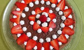 Provatela e fatemi sapere com'è venuta! Crostata Di Farro Al Cacao Con Crema D Avena Al Cioccolato Fragole E Panna Ricetta Le Creazioni Vegane Di Arianna