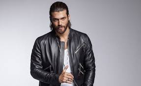 Can yaman bir dönem dizide rol arkadaşı seçkin özdemir ile ilişki yaşamış, daha sonra demet özdemir ile birlikte olduğu iddia edilmişti. Can Yaman Dan Israilli Kadina Teklif