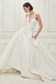 Born in santo domingo, he was trained by cristóbal balenciaga and antonio del castillo. Die Neuen Brautkleider Von Oscar De La Renta Fur 2019 Sind Da Vogue Germany