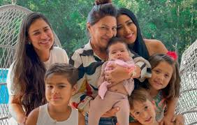 As duas fazem parte do time de jurados do programa. Que Lindos Coleguinhas Simone E Simaria Posam Com A Mae E Os Filhos O Fuxico