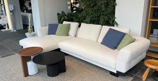 Probably not for people looking for sofas that are extremely plush and with squishy cushions, but it has medium firmness and it's super comfortable. Angebote Sofa Sengu Sofa Cassina