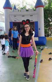 Preparación de la fiesta infantil. Universitarias Se Ayudan Divirtiendo A Los Ninos Diario La Prensa