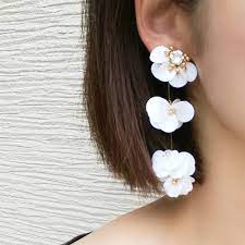 new weddingにオススメなピアス イヤリングです 胡蝶蘭をイメージして作りました ヒラヒラとホワイトのスパンコールが揺れてとても女性らしい雰囲気にしてくれます イヤリング ピアス スパンコール