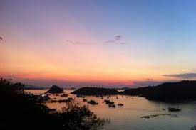 While not completely void of a dirty, beaten labuan bajo is certainly small enough to explore on foot, however, bemos (minivans), and motorbike taxis are available. Berburu Sunset Di Labuan Bajo Coba Ke Lokasi Ini