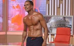 Ricardo artur de araújo pereira (born 28 april 1974) is a portuguese comedian, member of gato fedorento (smelly cat). Ricardo Araujo Pereira Abre Programa Em Tronco Nu E Leva Fas A Loucura Alem De Inteligente E Gostoso Nova Gente