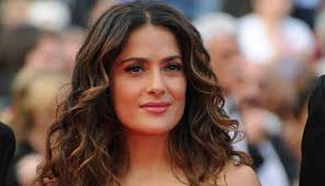 Salma hayek on the set of house of gucci in rome 04/22/2021. Duc2unoeg5u4wm