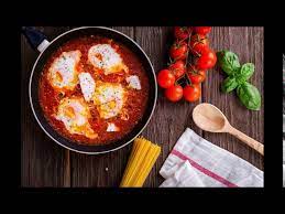 Rüyada annenin yemek pişirdiğini görmek zaferlere doymayacağına, resmi bir kurumdan gelecek bir para cezası ile sıkıntıya düşüleceğine ve istenmeyen bir kişinin misafir olarak haneye geleceğine ve çok üzüntü duyulacağına, karşısına çıkan şansları iyi kullanamayacağına rivayet eder. Ruyada Yemek Yapmak Youtube