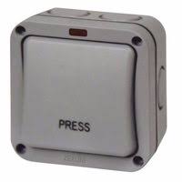 A tough, durable remote control garden light switch ideal for use in farms, garages, gardens and halloween/christmas lights. Knightsbridge Remote Controlled Ip66 Weatherproof Outdoor Switch Box Electrical World