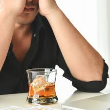 Wenn man zeigt, dass man sich sorgen macht, kann man im besten fall rauskitzeln, dass der gefährdete sich selbst auch sorgen macht. Der Kollege Hat Ein Alkoholproblem So Reagieren Sie Richtig Stern De