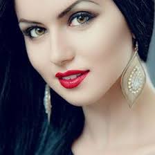 Lisa Pell's Instagram, Twitter & Facebook