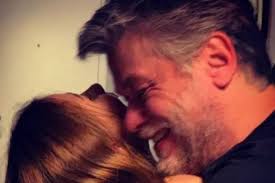 Dono de pet shop é flagrado dançando com cliente canino