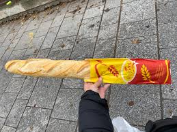 フランスパンのカロリー。 ・1本670kcal（240g） ・1切れ67kcal（幅2cm程/24g） 角食パン のカロリーと比較すると、フランスパンは100gあたり15キロカロリー高い。 å…¨åŠ›ç–¾èµ° ãƒ•ãƒ©ãƒ³ã‚¹ã§é£Ÿã¹ãŸãƒ•ãƒ©ãƒ³ã‚¹ãƒ'ãƒ³ ãŒé£Ÿã¹ãŸã„ æ–°å®¿ã®ä¸­å¿ƒã§ãƒ'ãƒªã‚'å†ç¾ã—ã¦ã¿ãŸçµæžœ ãƒ­ã‚±ãƒƒãƒˆãƒ‹ãƒ¥ãƒ¼ã‚¹24